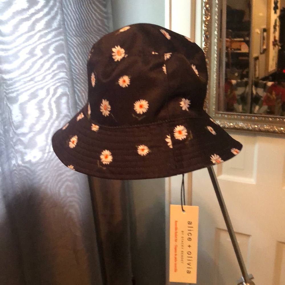 Reversible bucket hat by Alice&olivia